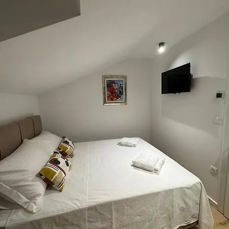Modern Design I Stylish & Comfortable I Split * Solin
